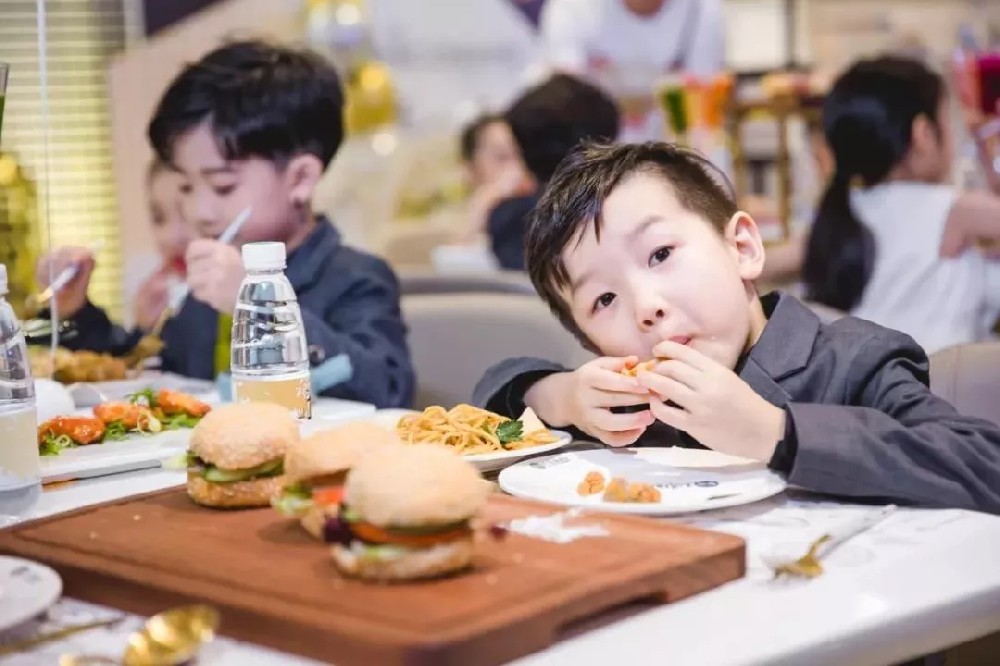 陪伴兒(ér)童成長(cháng)的(de)派對(duì)專家(jiā)！親子(zǐ)餐廳500萬巨資打造溫州聖殿級!